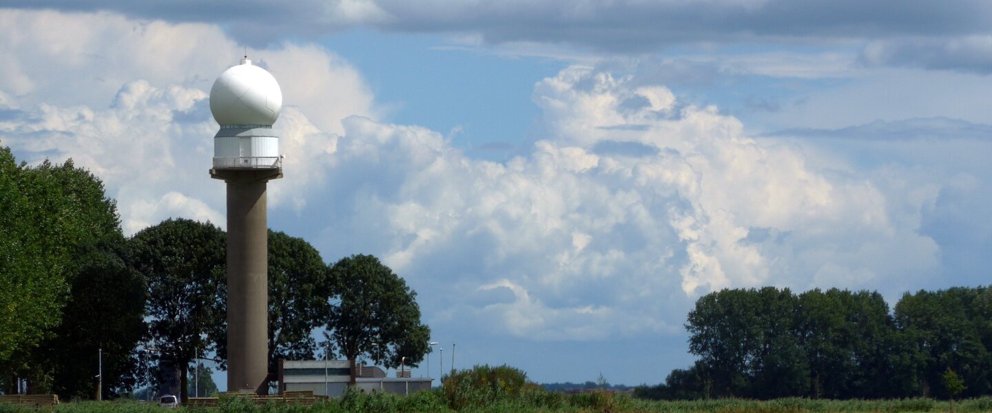 Large scale cloud transformation: the KNMI case